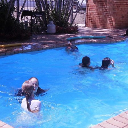 Moore Park Beach Inn Bundaberg Exteriör bild