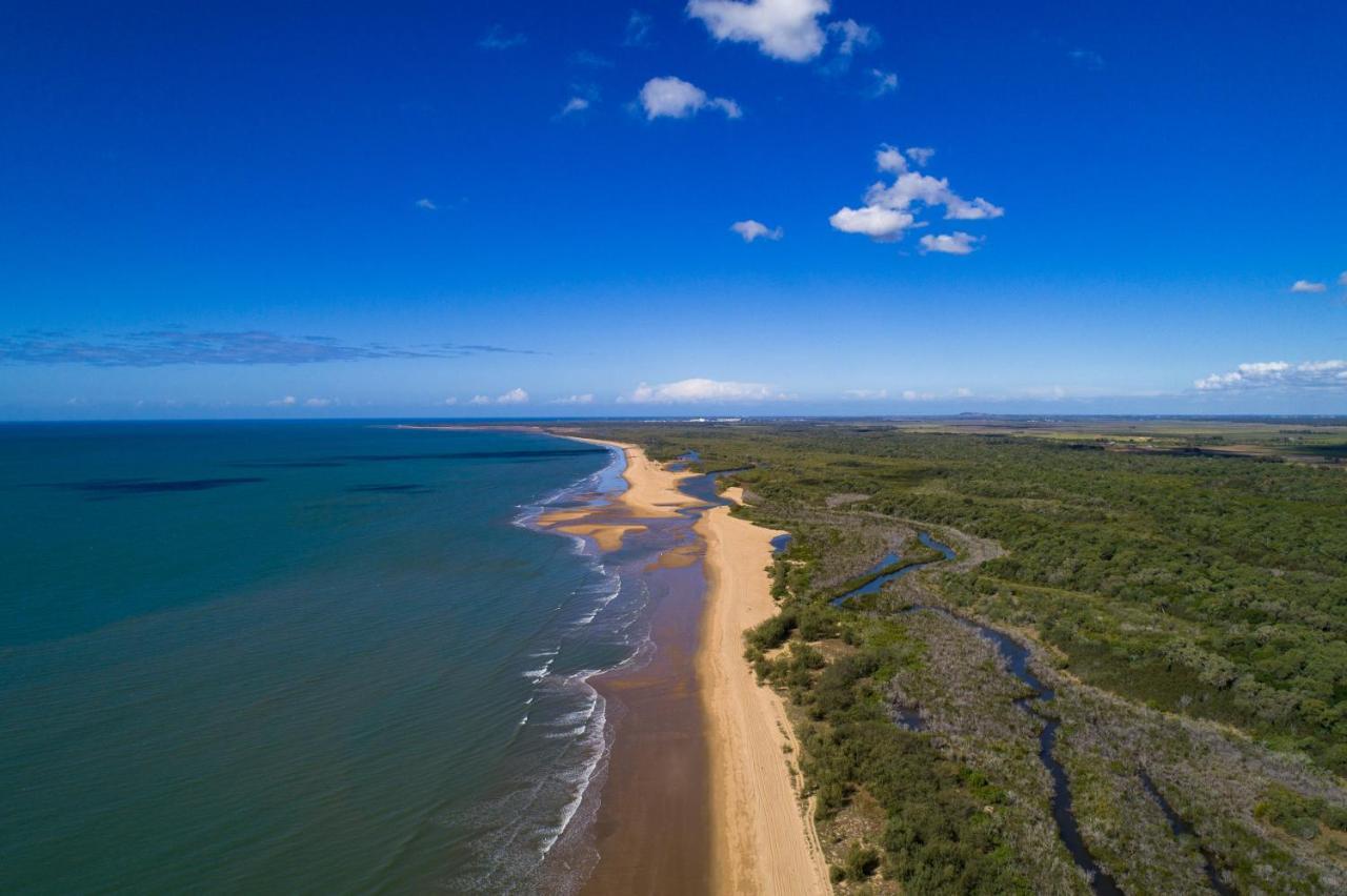 Moore Park Beach Inn Bundaberg Exteriör bild