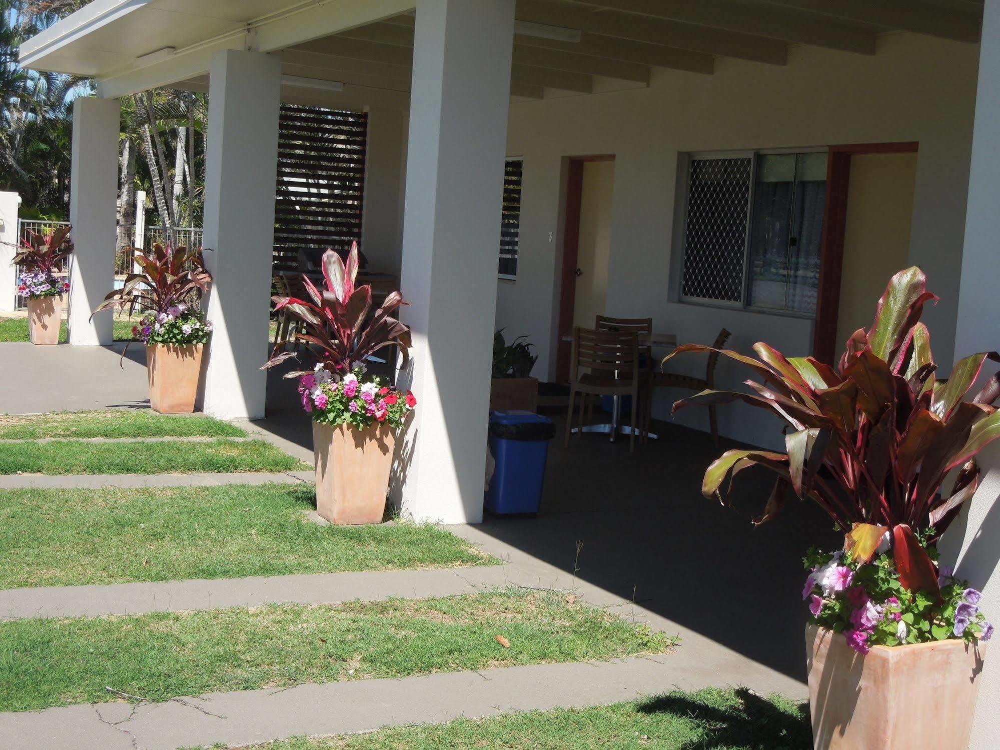 Moore Park Beach Inn Bundaberg Exteriör bild